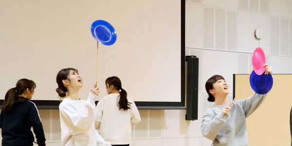 子どもの遊びを体験する