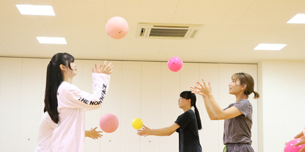 子どもの遊びを体験する