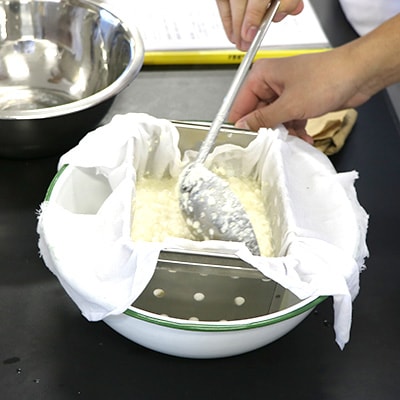 食品加工学実験の授業。豆腐や燻製、うどんなどを作ってみます。