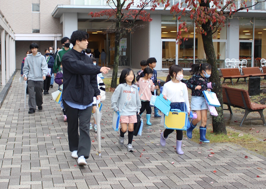 矢作北小学校の子どもたちを案内しました【こどもの生活学科】