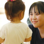 学泉の学びレポート 短大編 #18｜子どもと一緒に遊んで学ぶ――歌，ボール，ボーリングあそび！