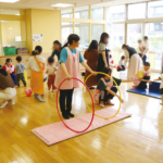 学泉の学びレポート 短大編 #23｜体をめいっぱい使って！――フラフープ，マット，玉入れ，ボールキック