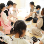 学泉の学びレポート 短大編 #19｜親子でふれあう“触覚あそび”――絵本，手あそび，新聞あそびまで！